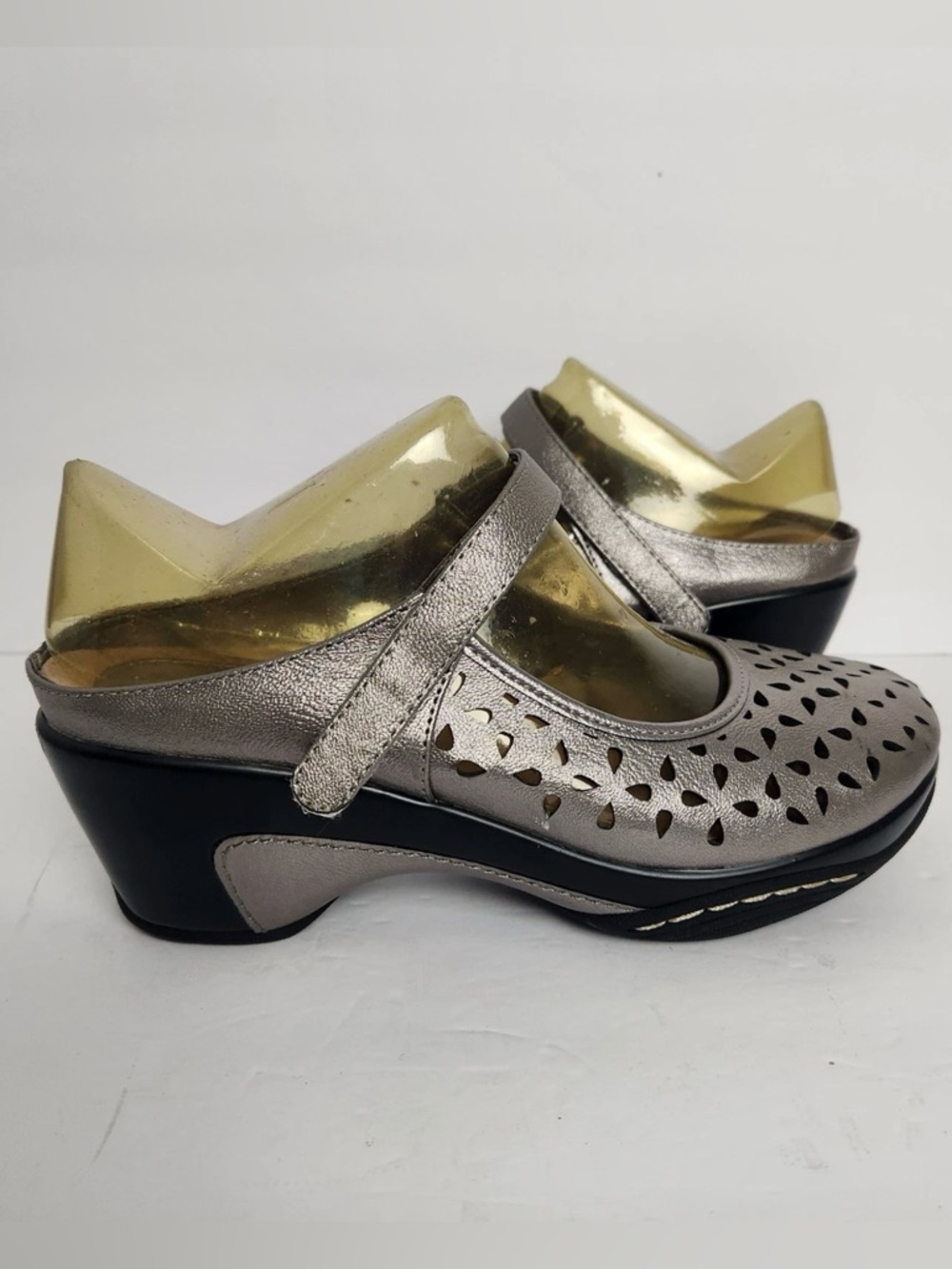 Rialto Womens Size 9 Vienna Silver Slip On Perforated Mules Shoes 067-R7478